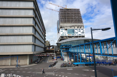 821451 Gezicht in de Mineurslaan te Utrecht, met rechts de voetbrug naar het tijdelijke Busstation West, links een deel ...